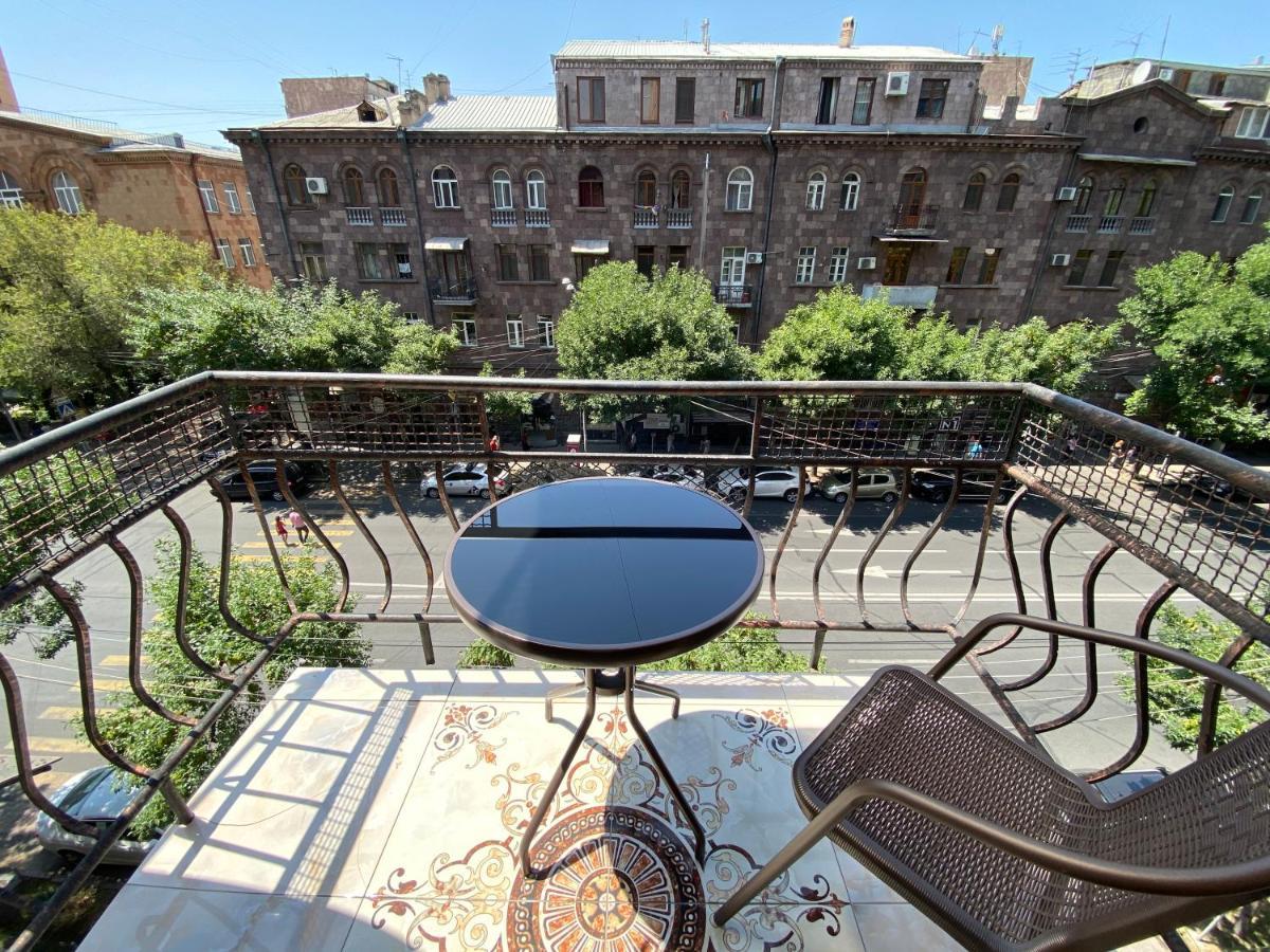 Amiryan Street 1 Bedroom Deluxe Apartment With Balcony Am104 Jerevan Exteriör bild
